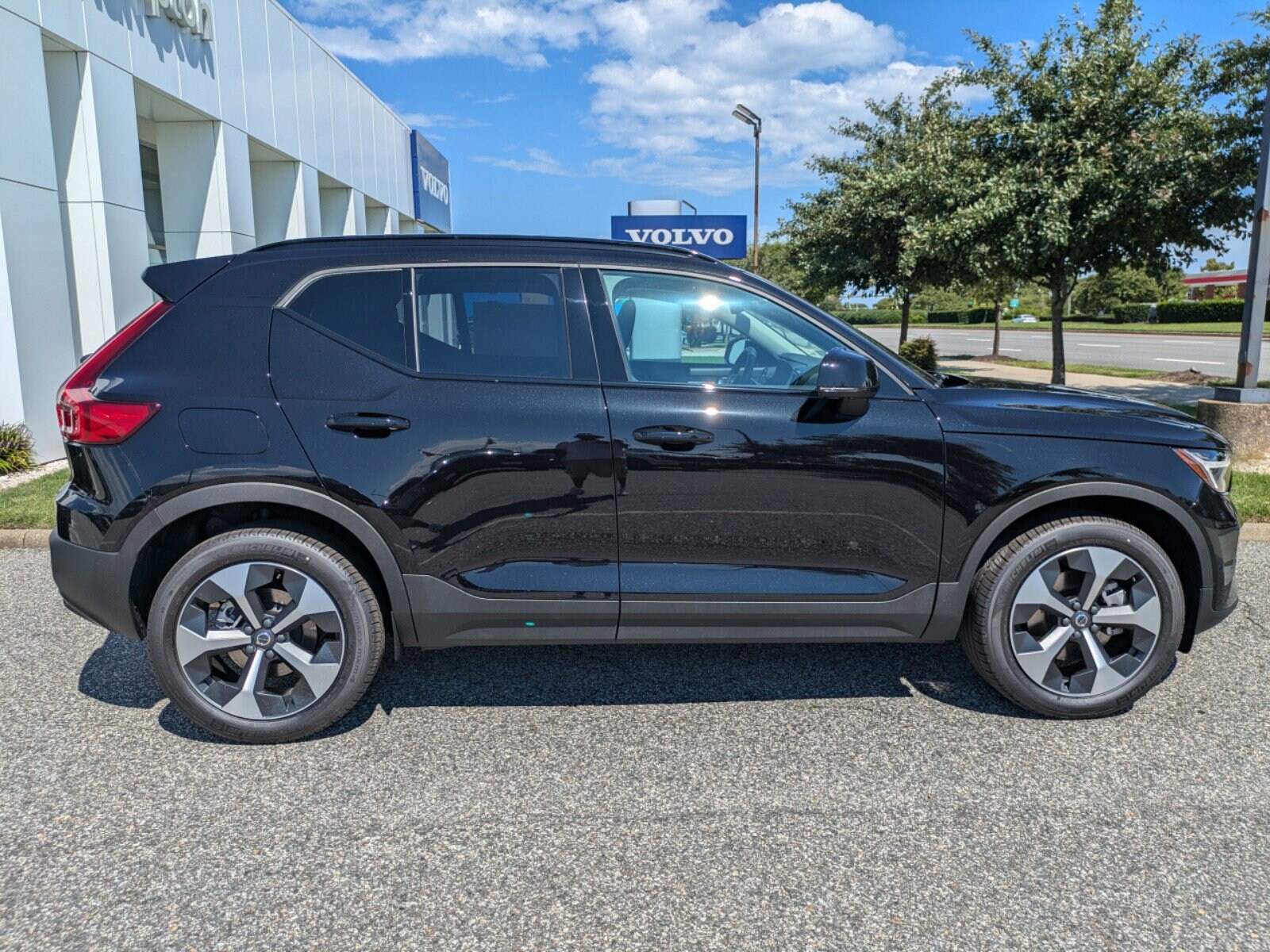 2025 Volvo XC40 Plus photo 3