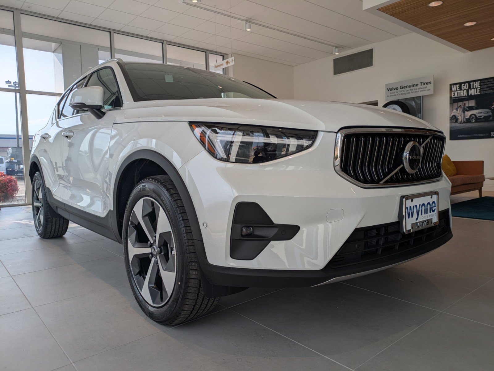 2025 Volvo XC40 Plus photo 2