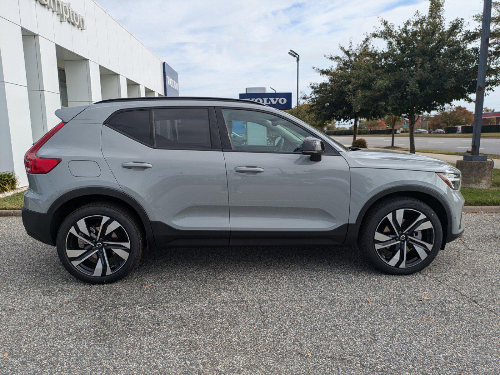 2025 Volvo XC40 Plus photo 3