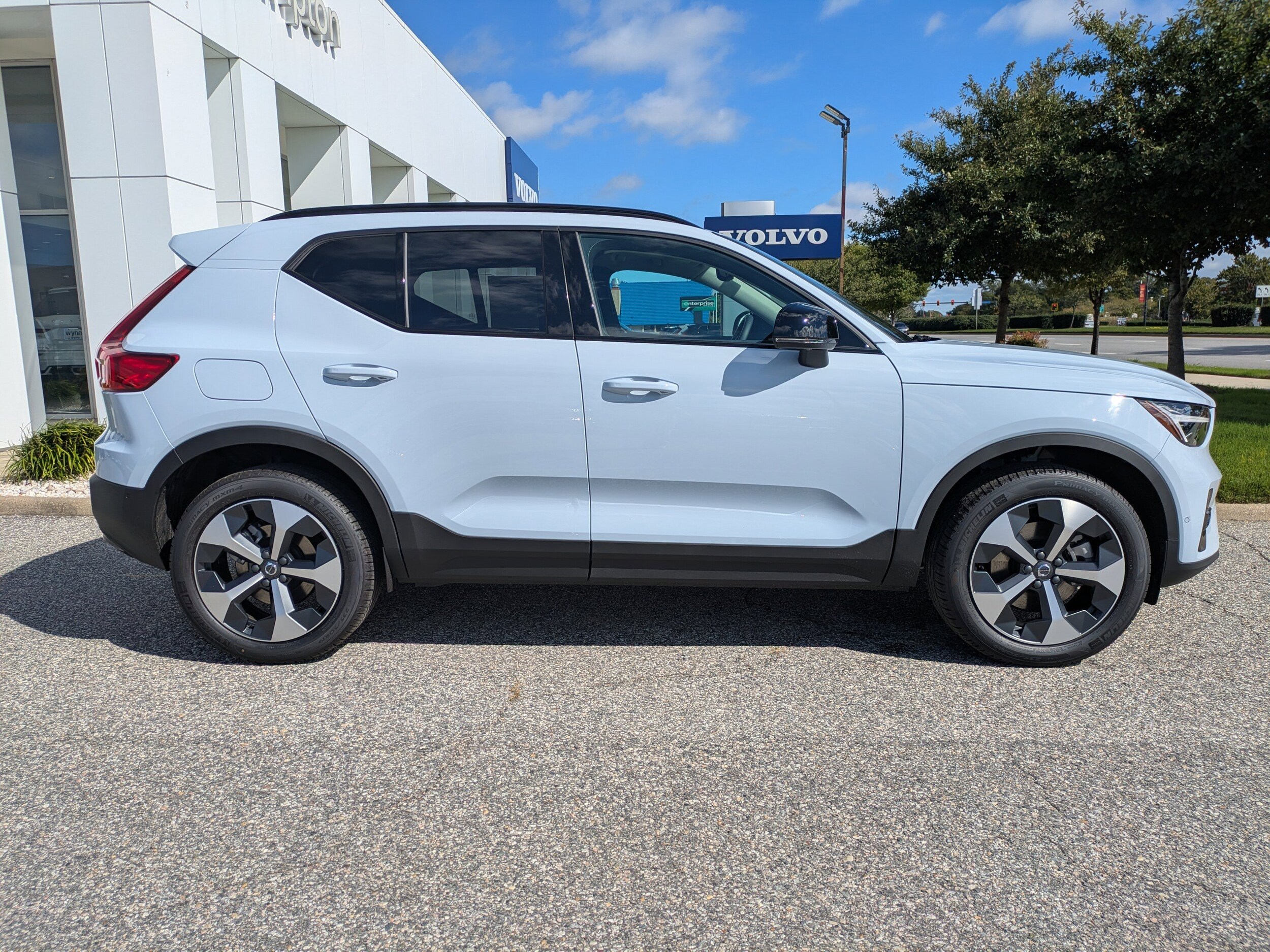 2026 Volvo XC40 Plus photo 3