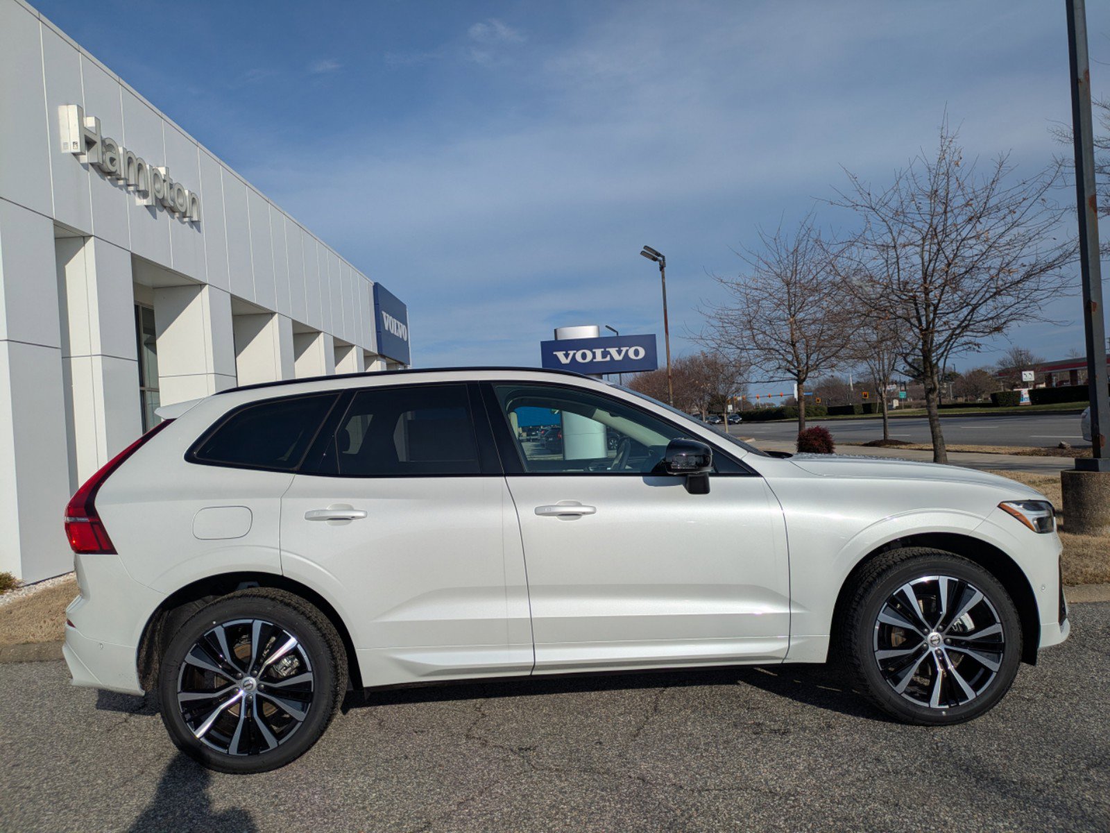 2025 Volvo XC60 B5 Plus photo 3