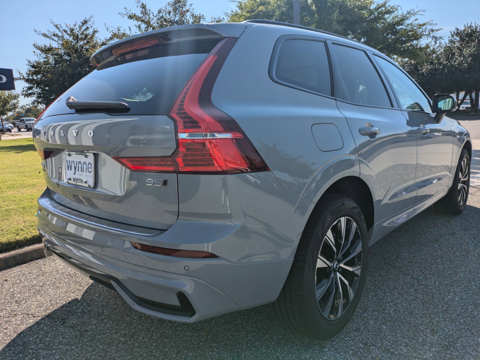 2025 Volvo XC60 B5 Core photo 4