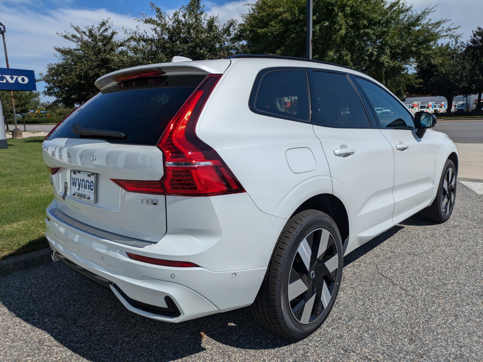 2025 Volvo XC60 Hybrid T8 Plus photo 4