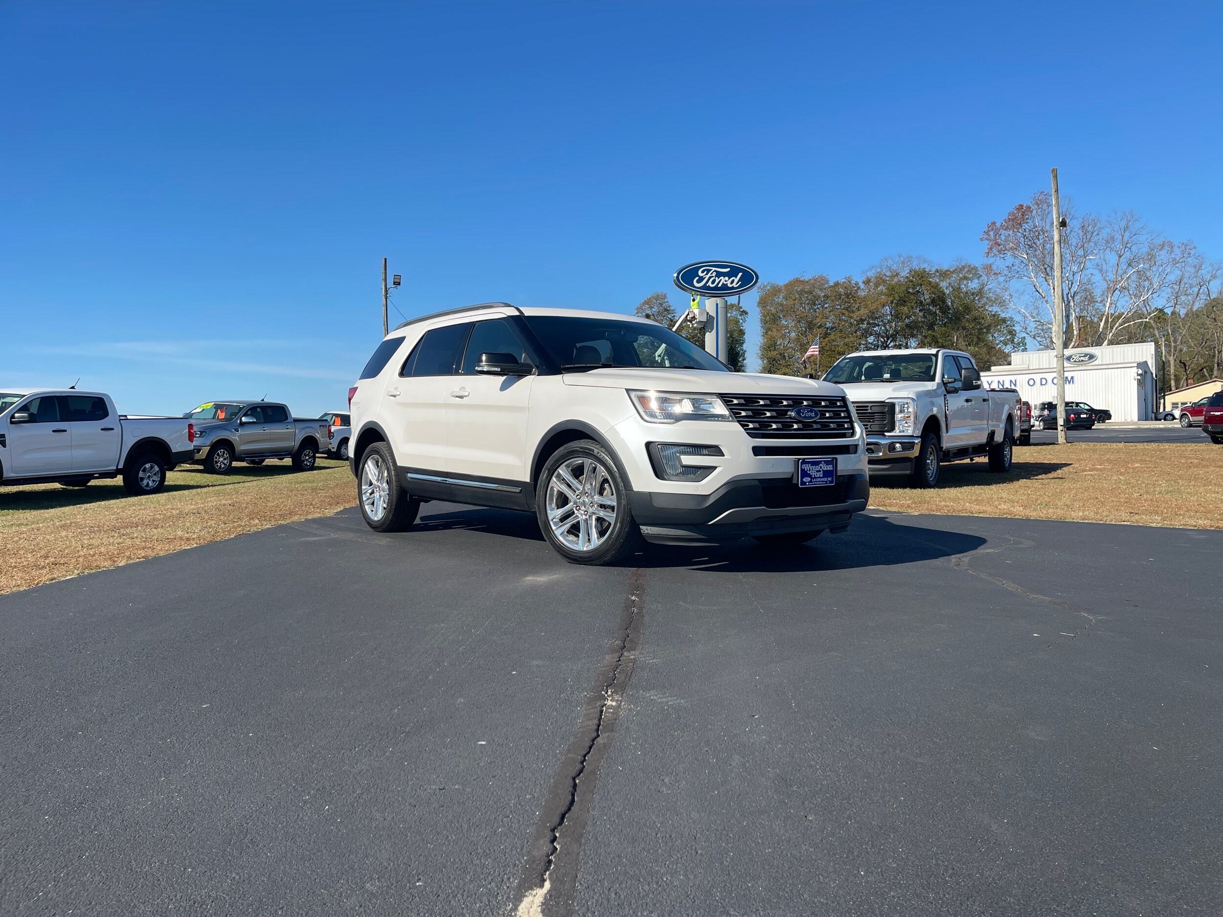 2016 Ford Explorer XLT photo 2