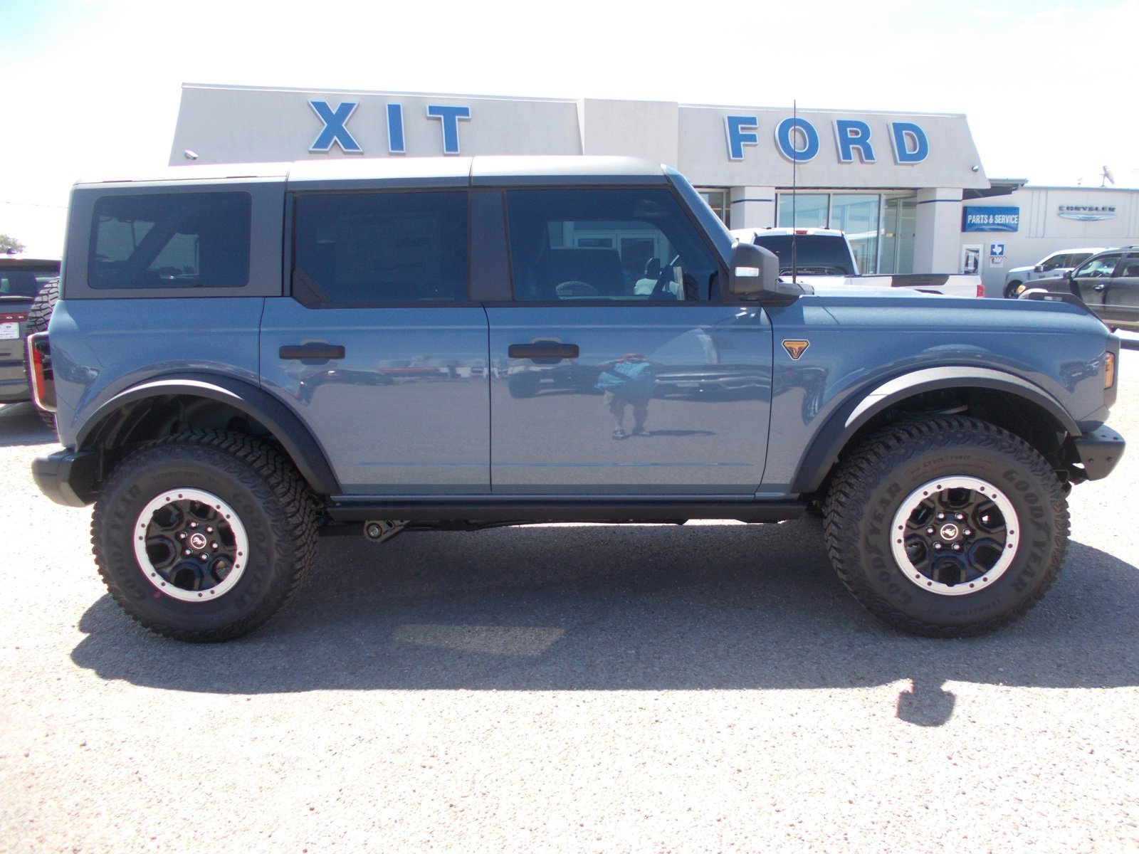 2024 Ford Bronco Badlands photo 2