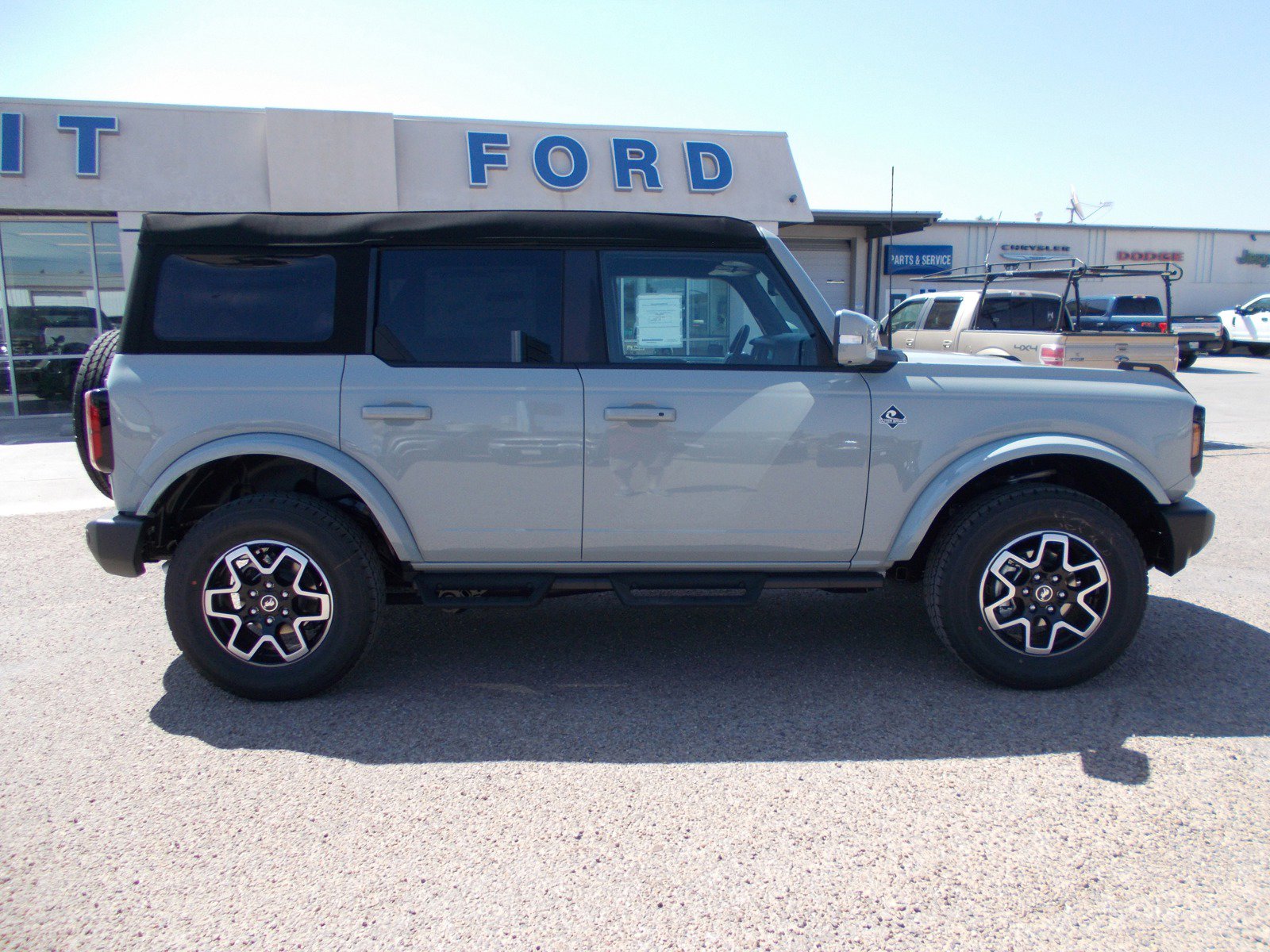 2024 Ford Bronco Outer Banks photo 2