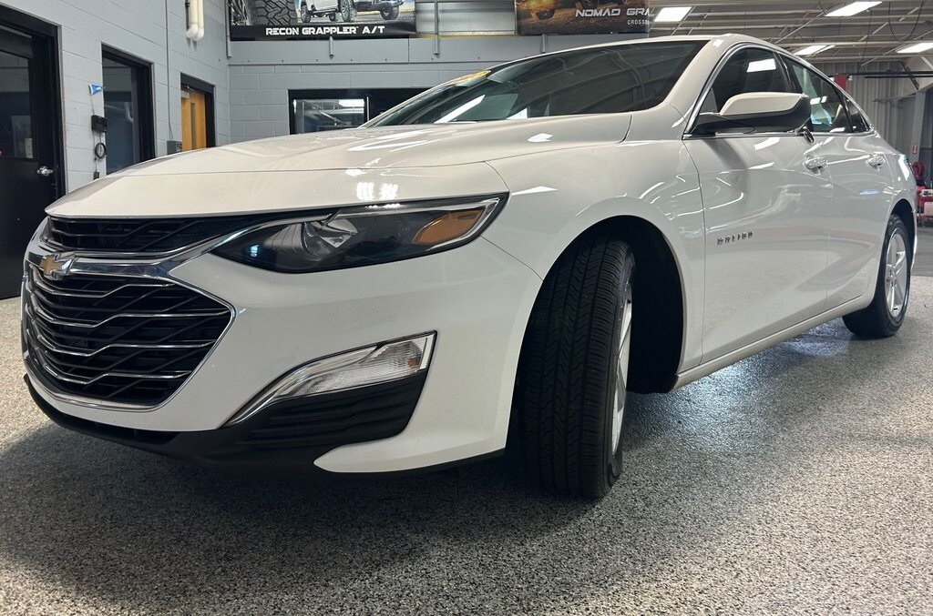 2023 Chevrolet Malibu LS photo 3