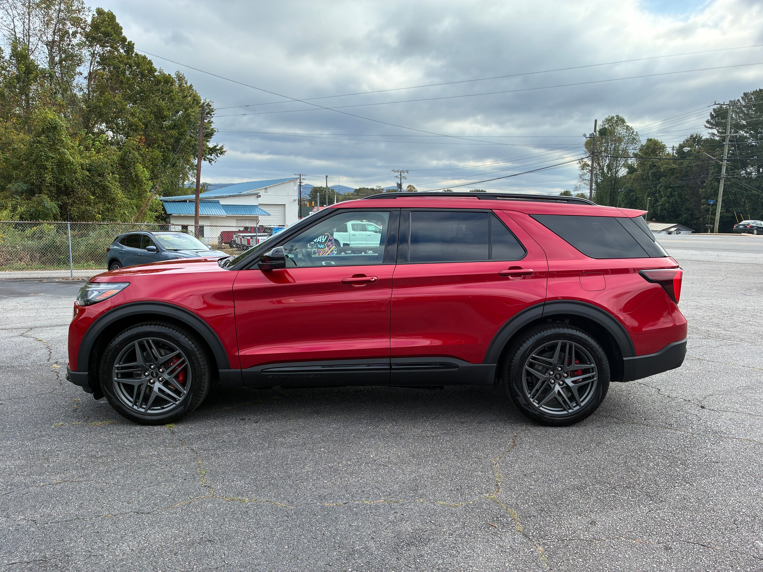 2025 Ford Explorer ST photo 3