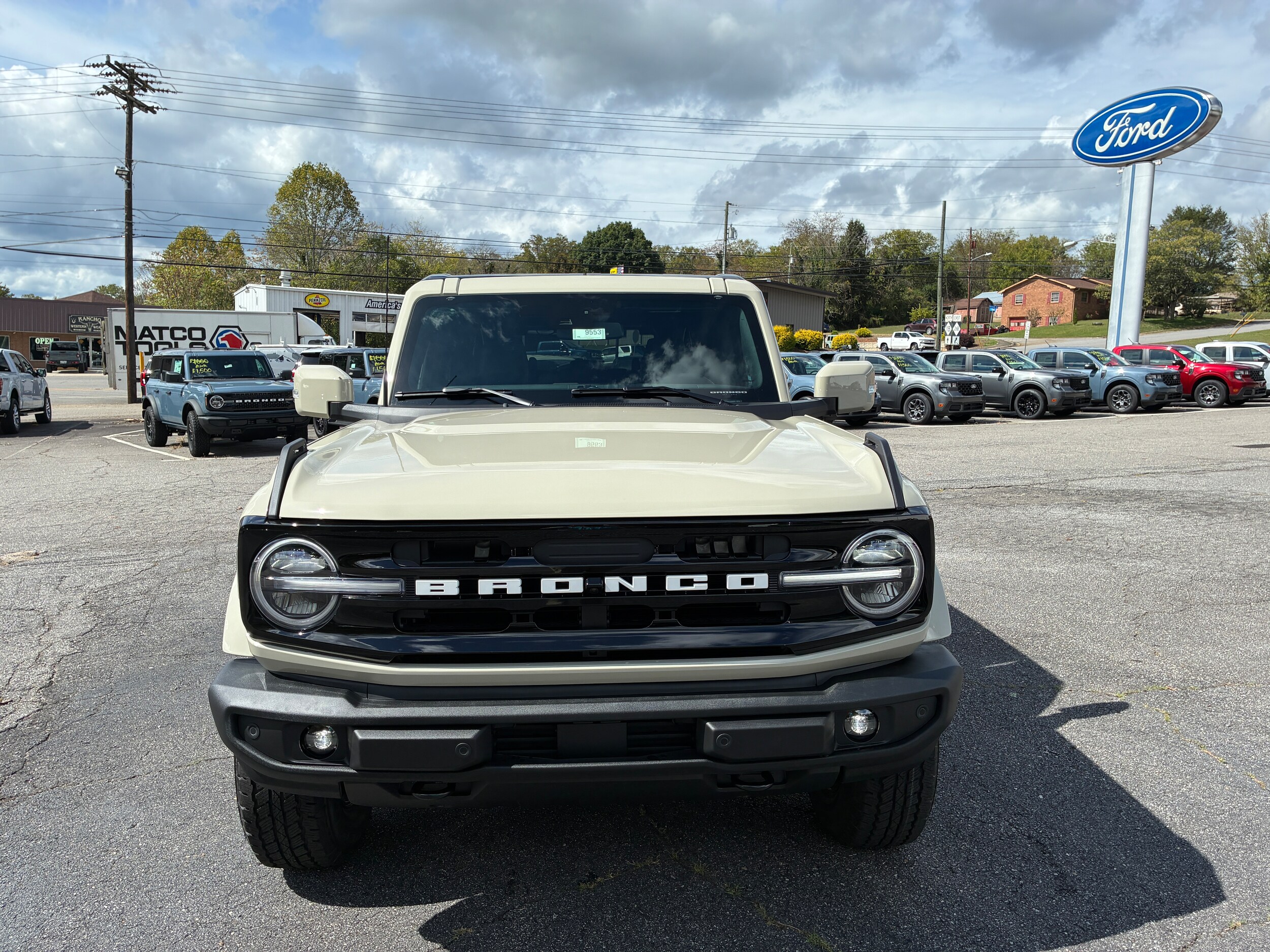 2025 Ford Bronco Outer Banks photo 2