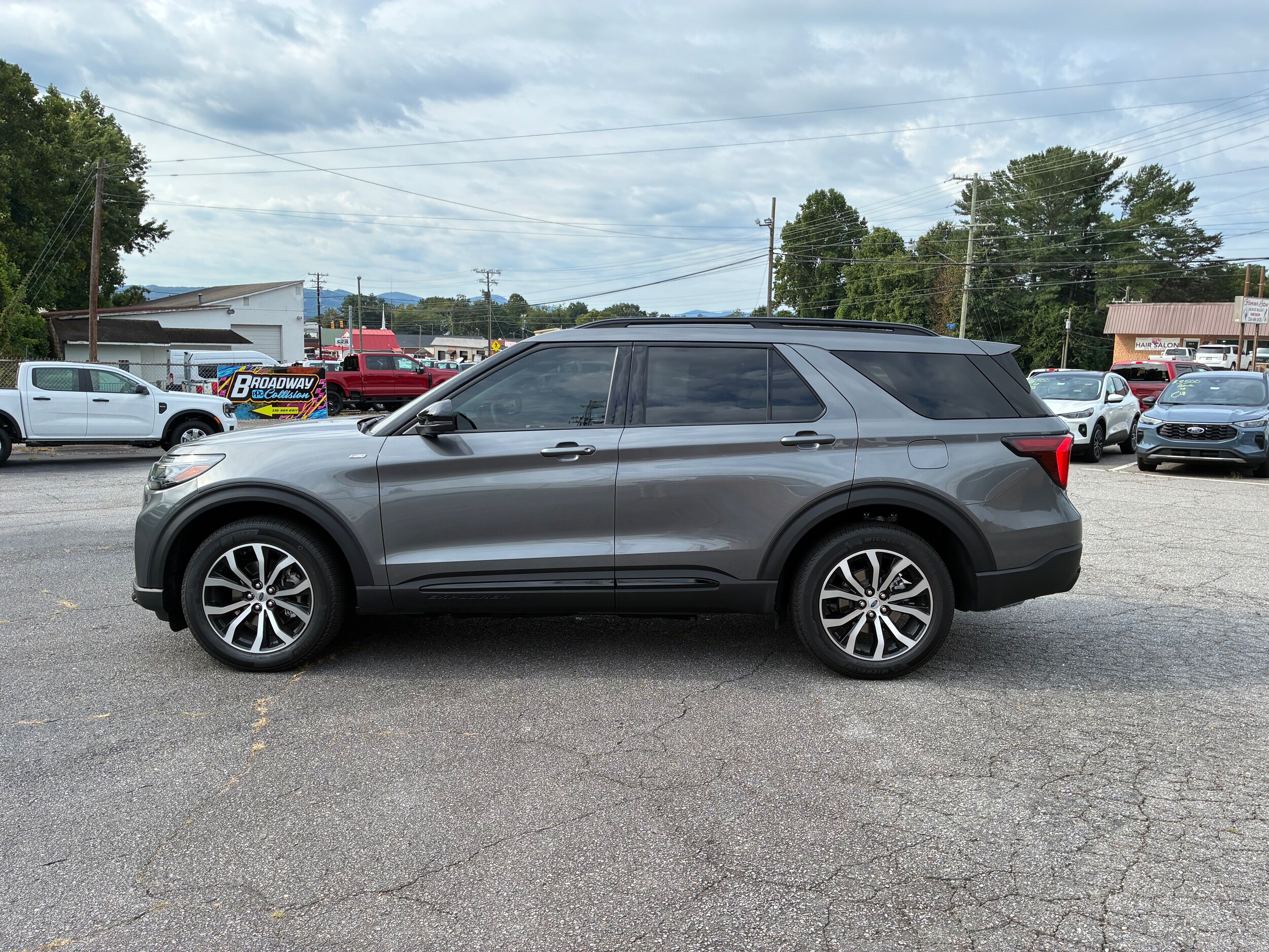 2025 Ford Explorer ST-Line photo 2