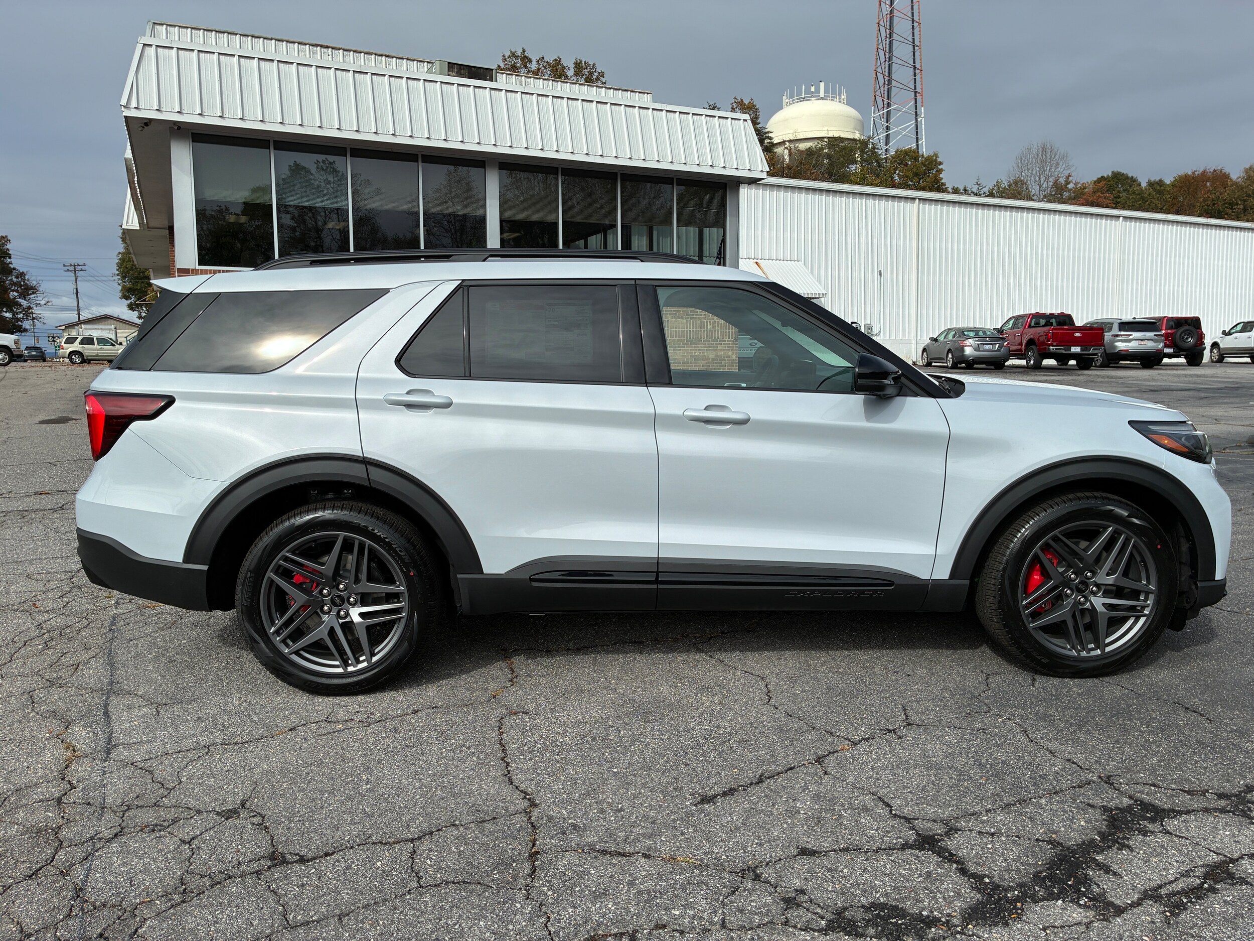 2026 Ford Explorer ST - Photo 8