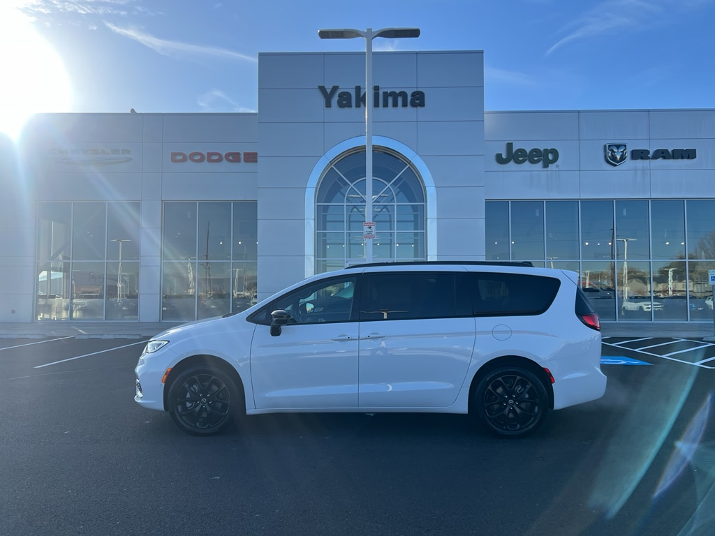 2026 Chrysler Pacifica Limited's photo