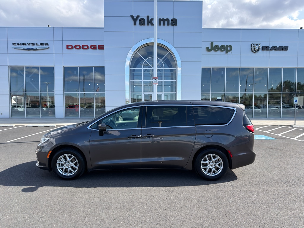 2023 Chrysler Pacifica Touring L's photo