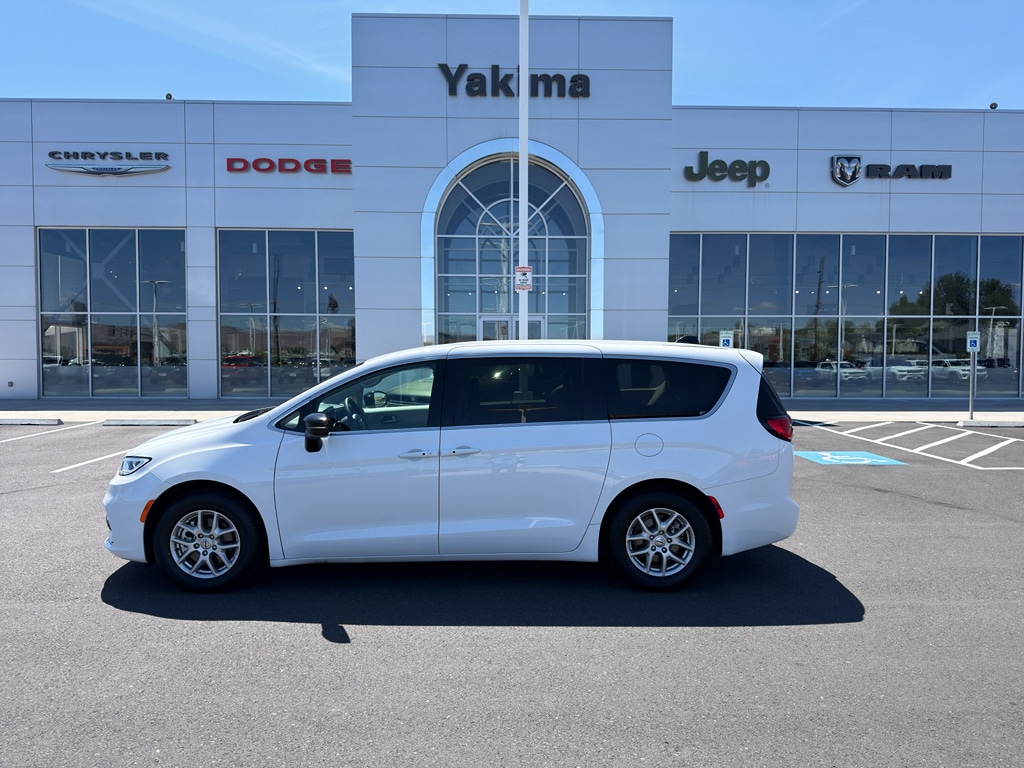 2024 Chrysler Pacifica Touring L's photo