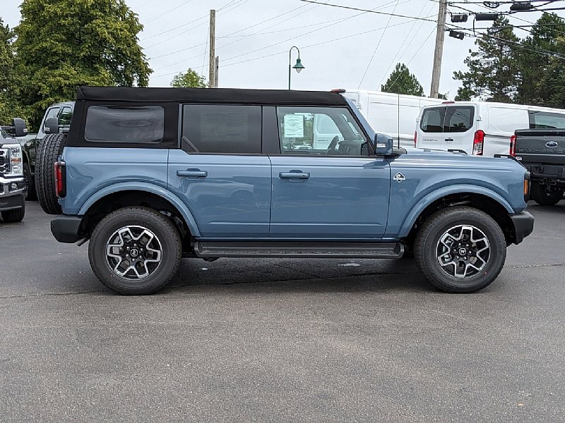 2025 Ford Bronco Outer Banks photo 2