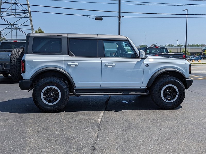 2025 Ford Bronco Outer Banks photo 2