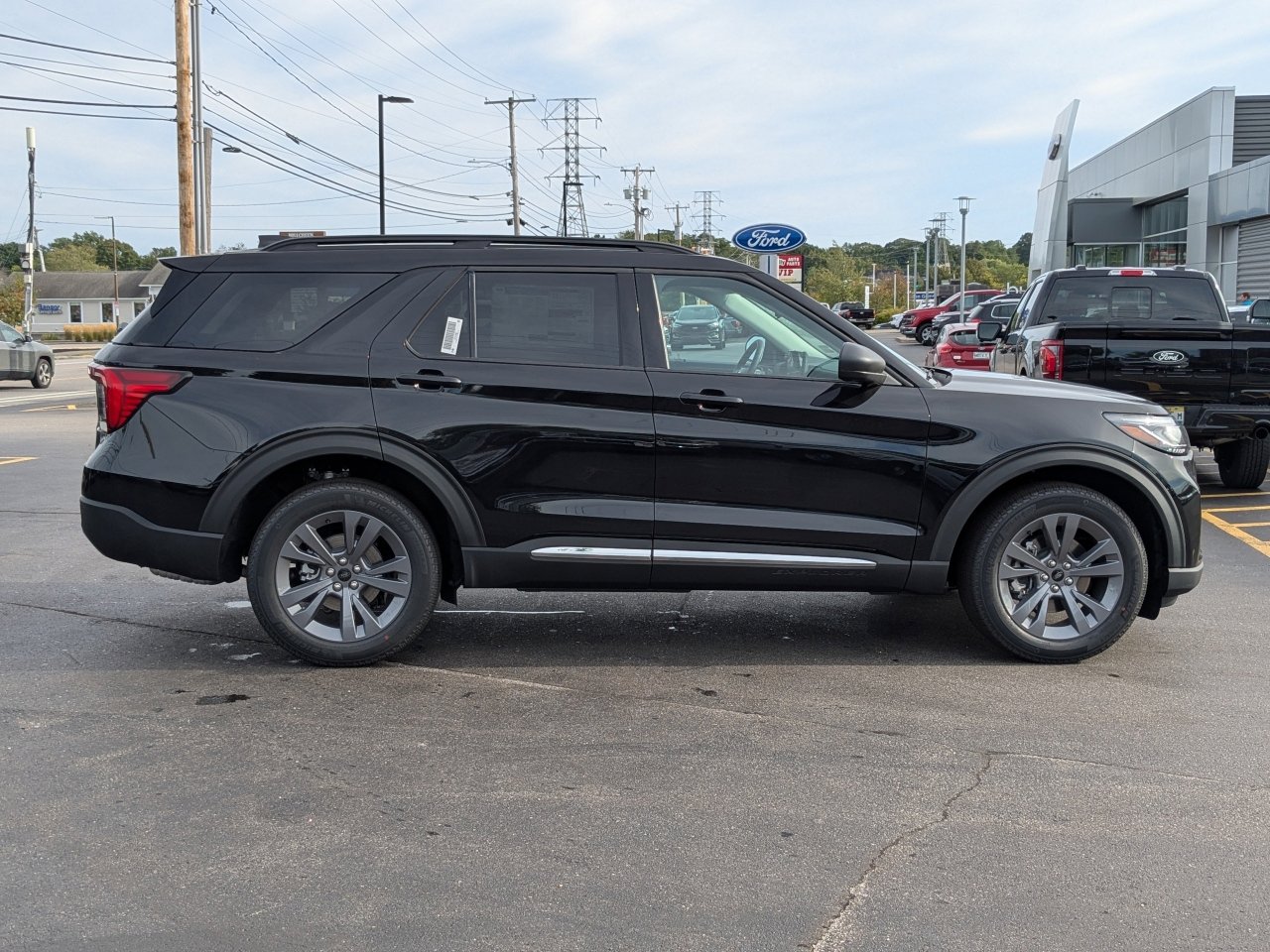 2025 Ford Explorer photo 2