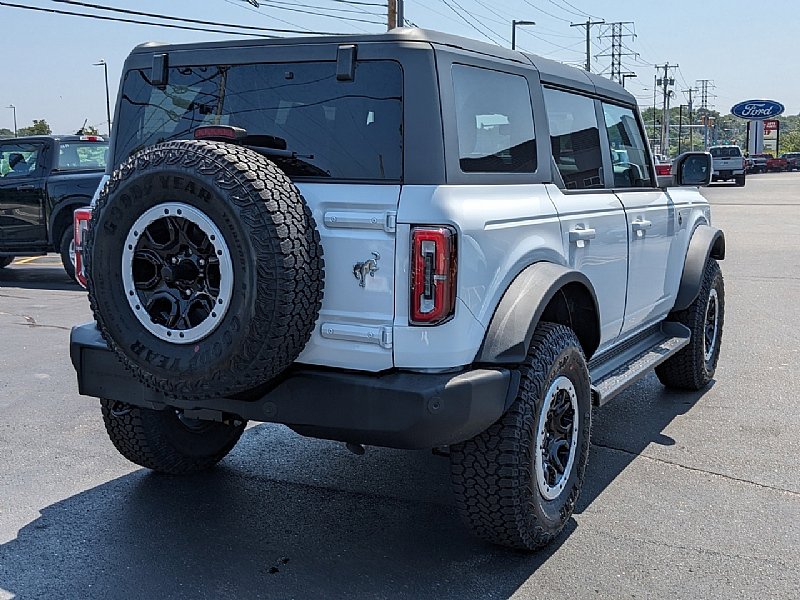 2025 Ford Bronco Outer Banks photo 3