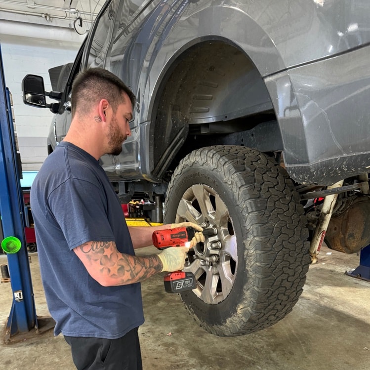 Tire%20Change%20Service.jpg