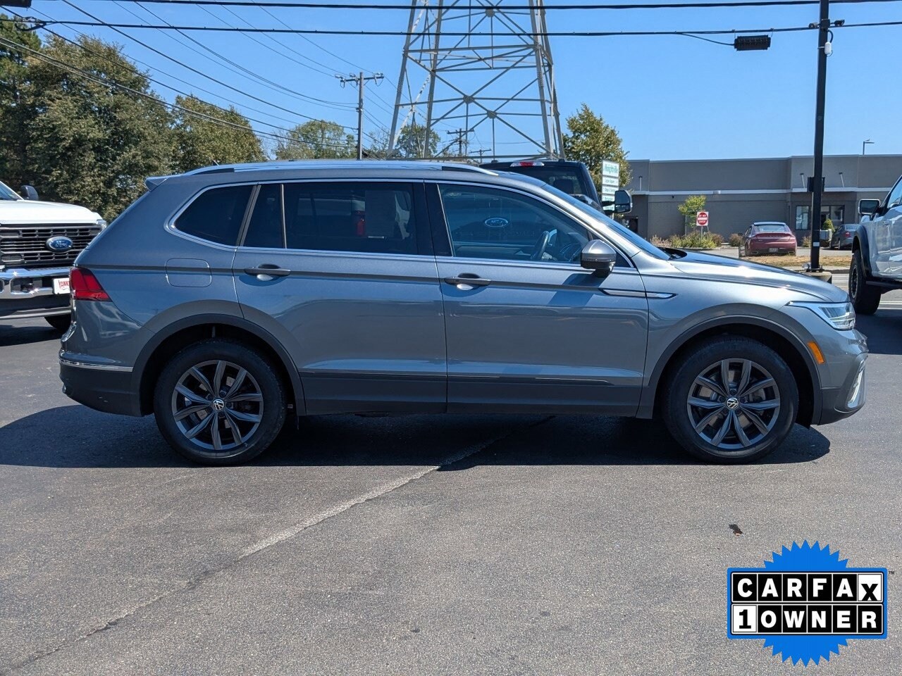 2022 Volkswagen Tiguan SE photo 2