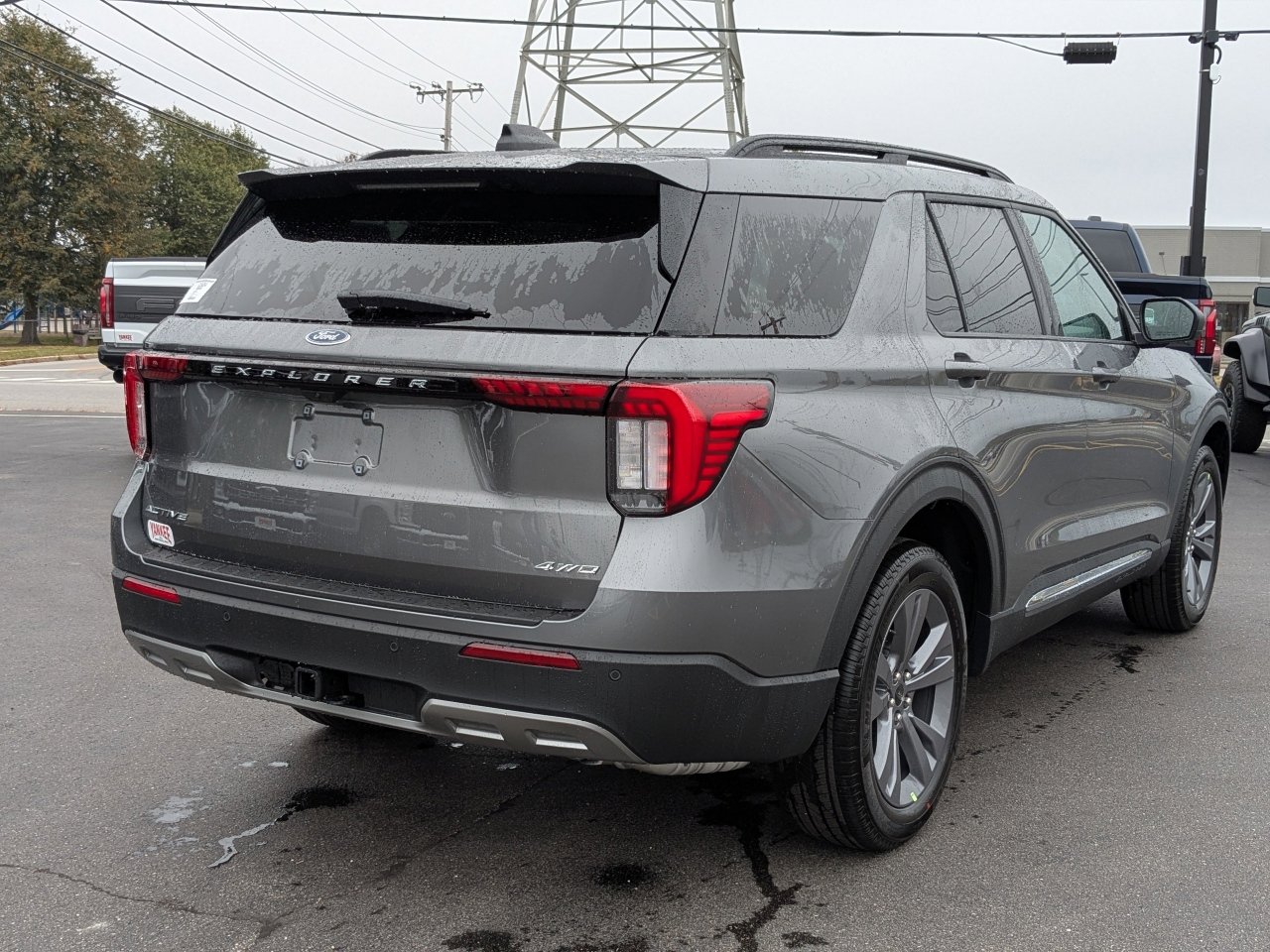 2025 Ford Explorer photo 2
