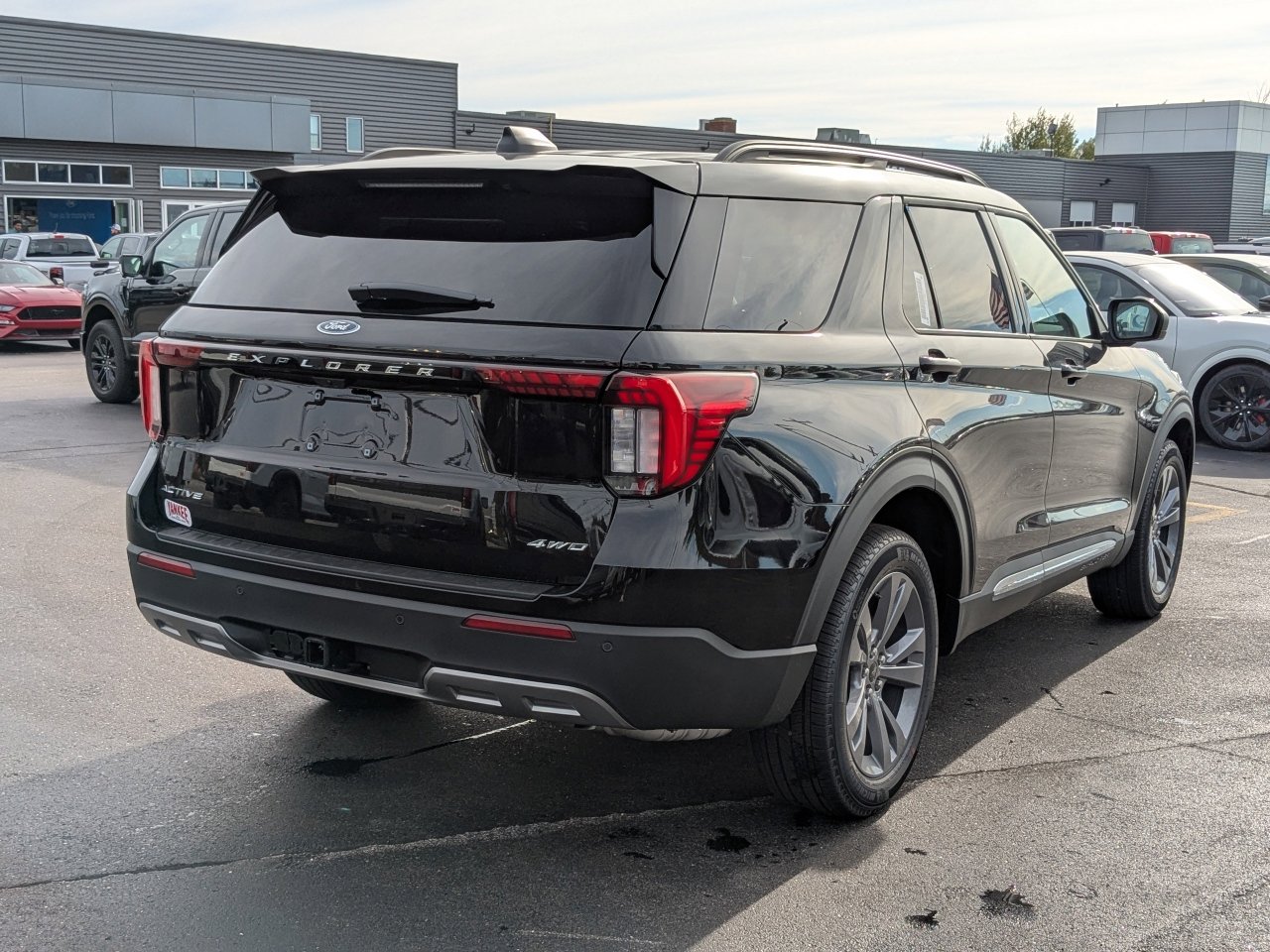 2025 Ford Explorer photo 3