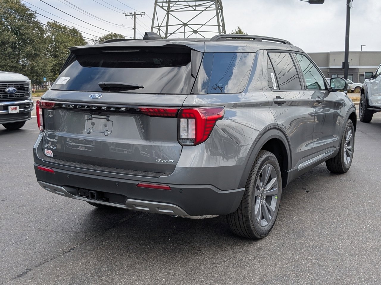 2025 Ford Explorer photo 2