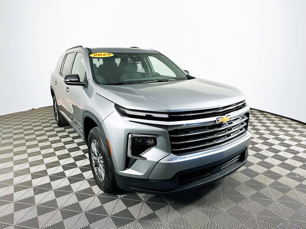 Used 2025 Chevrolet Traverse LT SUV