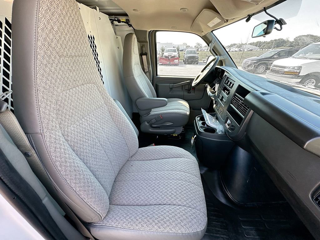 2025 Chevrolet Express Cargo Work Van - Photo 29
