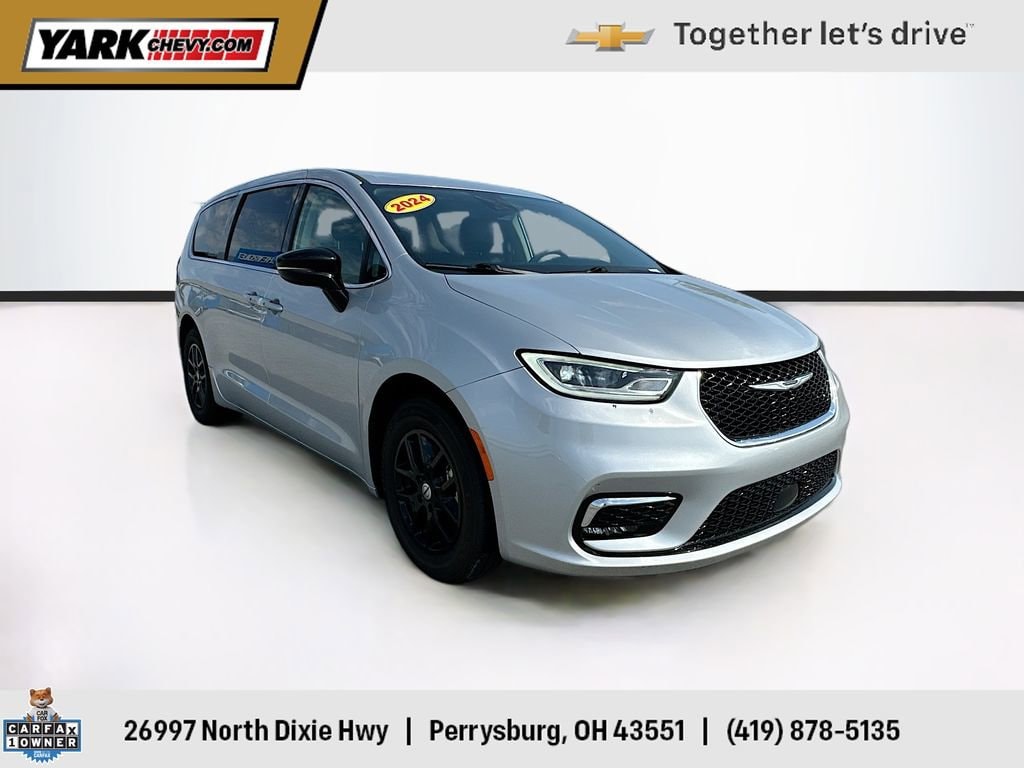 2024 Chrysler Pacifica Touring L's photo