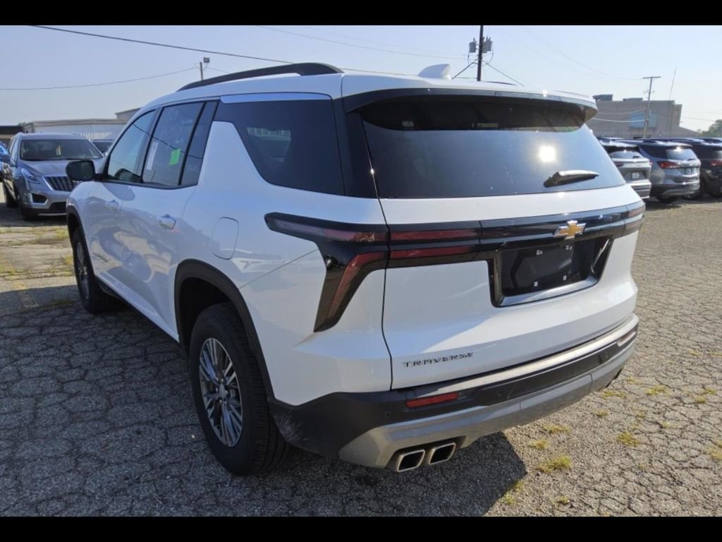 2025 Chevrolet Traverse photo 2