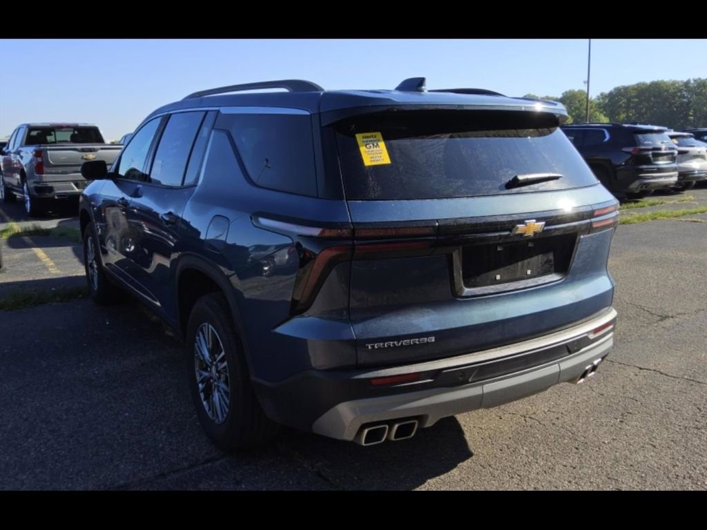2025 Chevrolet Traverse photo 2