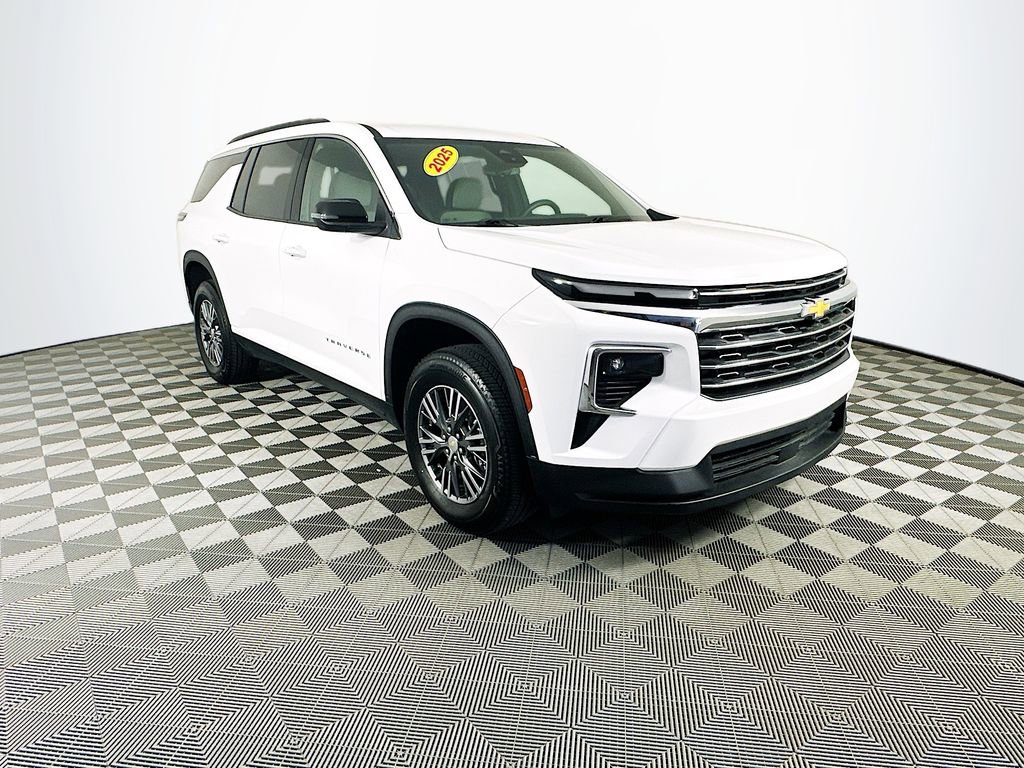 2025 Chevrolet Traverse photo 2