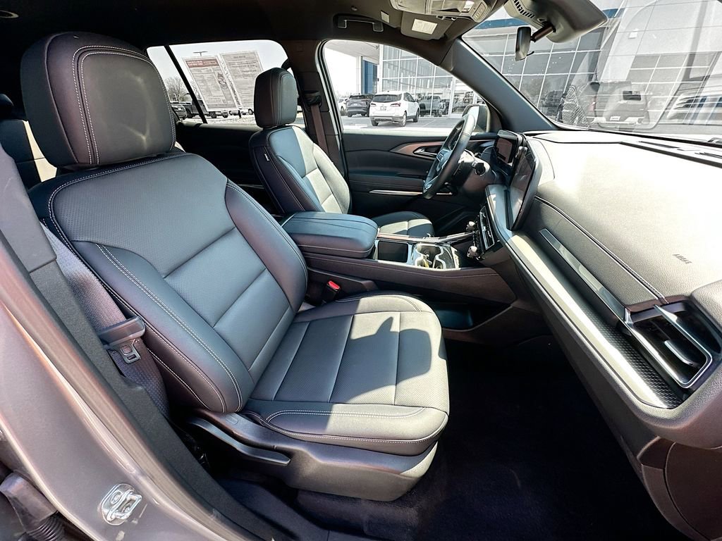 2025 Chevrolet Traverse LT - Photo 37