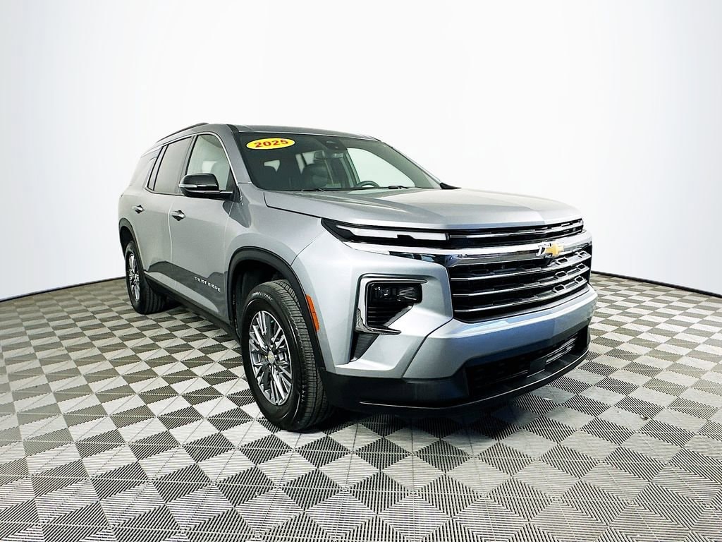 Used 2025 Chevrolet Traverse LT SUV