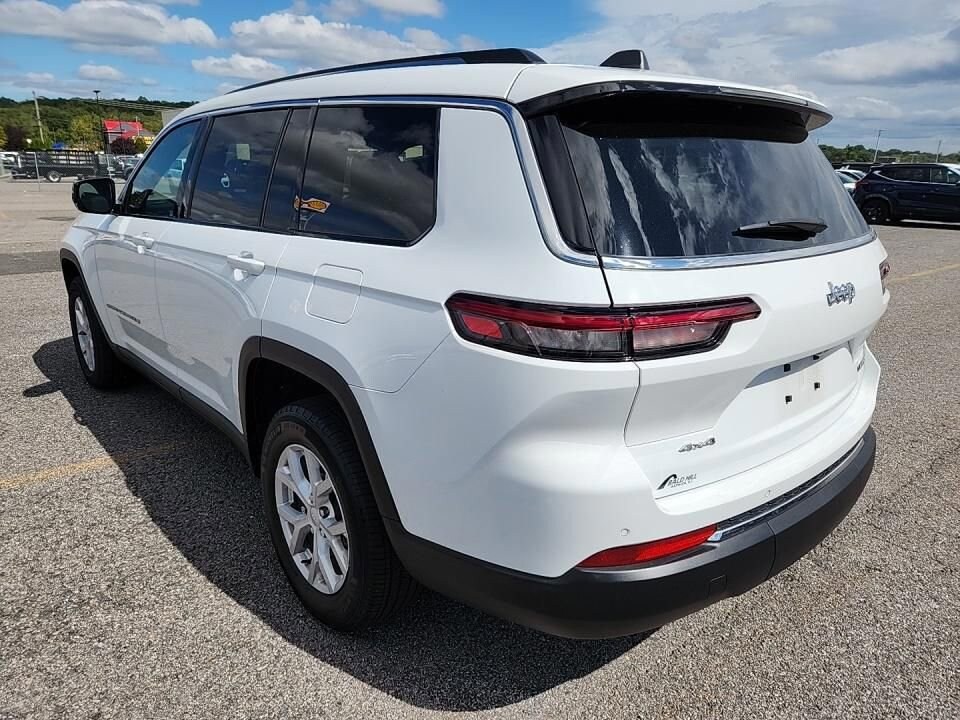 2023 Jeep Grand Cherokee Limited photo 3