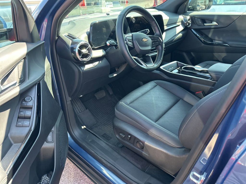 2025 Chevrolet Equinox LT photo 3