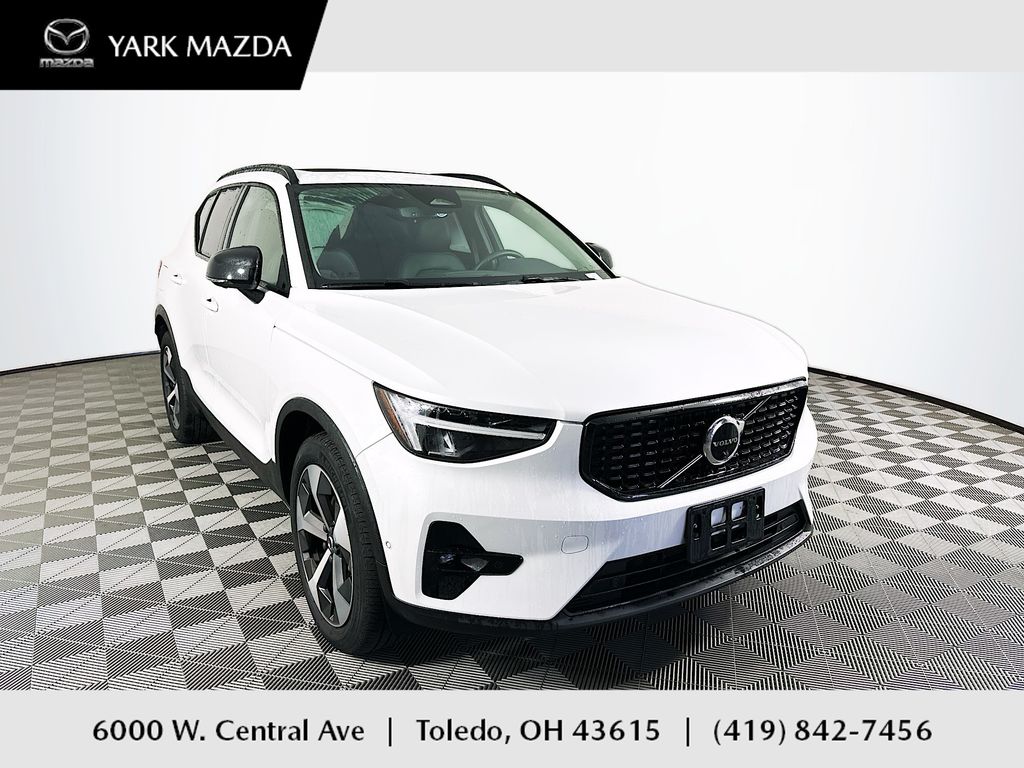 2023 Volvo XC40 Plus's photo