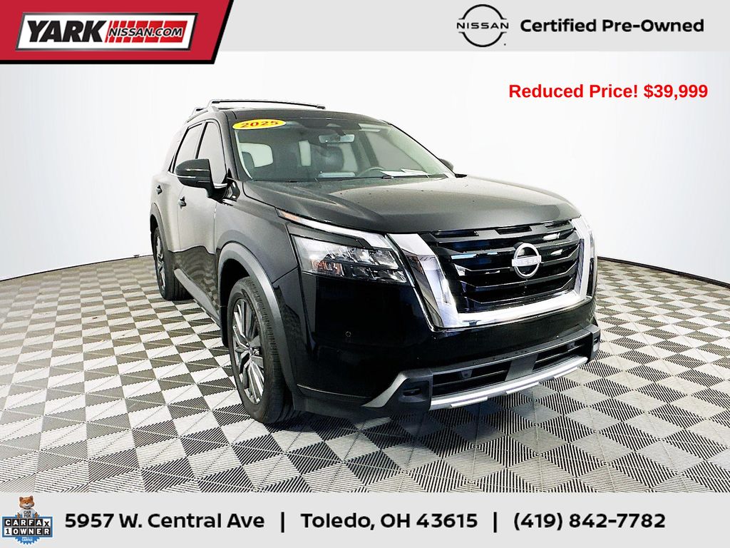 2025 Nissan Pathfinder SL 4WD's photo