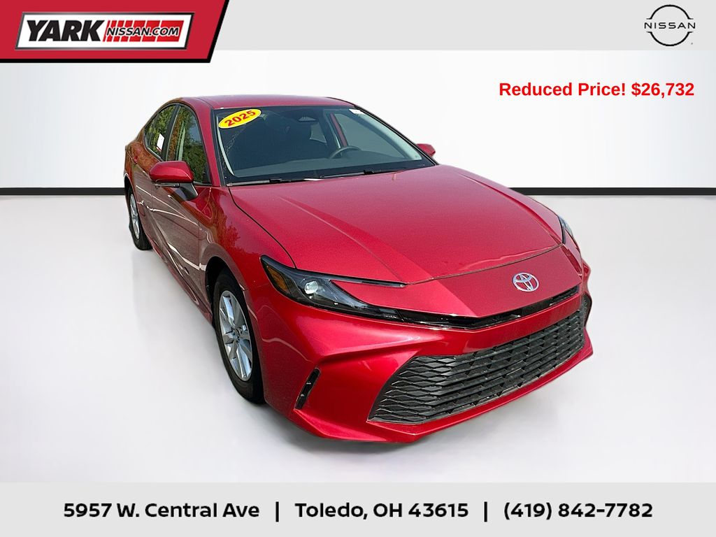 2025 Toyota Camry LE's photo