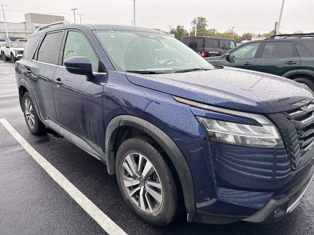 2022 Nissan Pathfinder SL photo 2