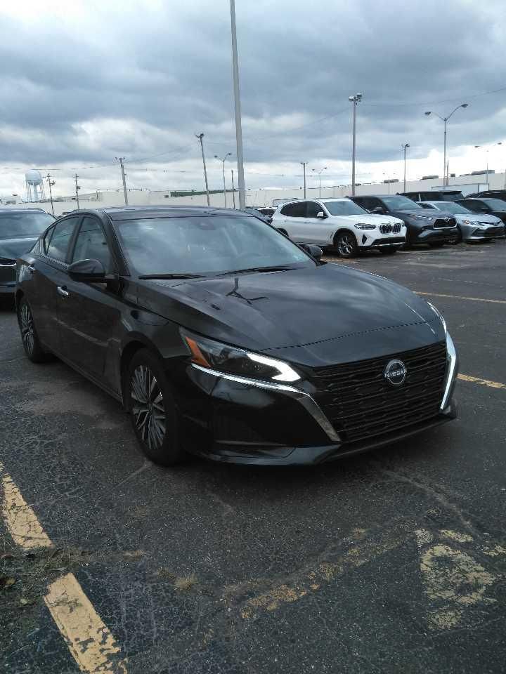 2024 Nissan Altima 2.5 SV photo 2