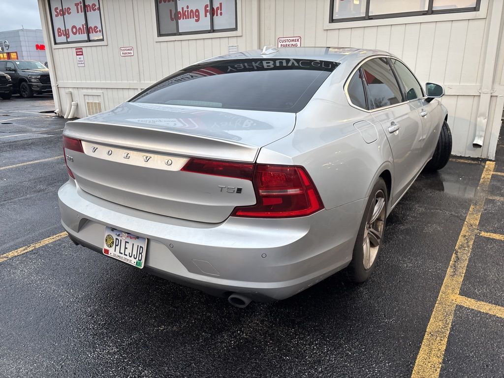 2018 Volvo S90 T5 Momentum photo 2