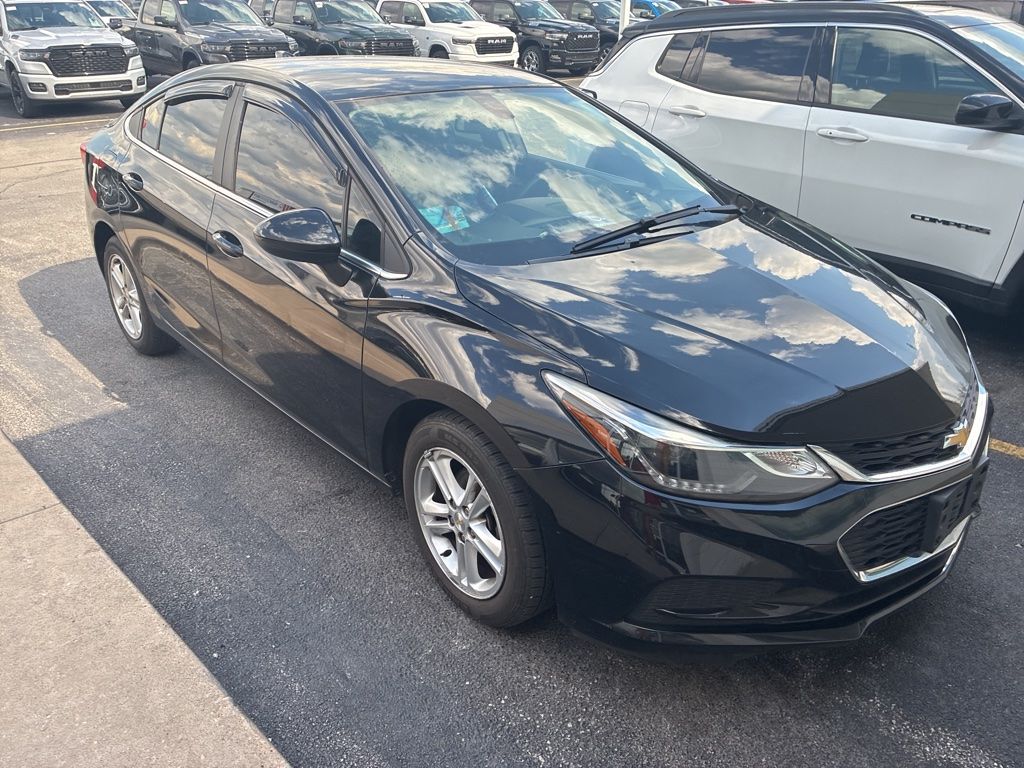 Used 2018 Chevrolet Cruze LT with VIN 1G1BE5SM2J7205585 for sale in Toledo, OH