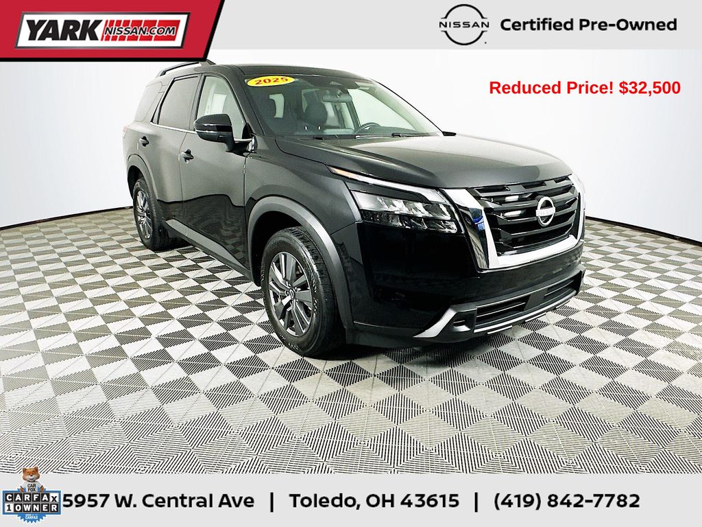 2025 Nissan Pathfinder SV