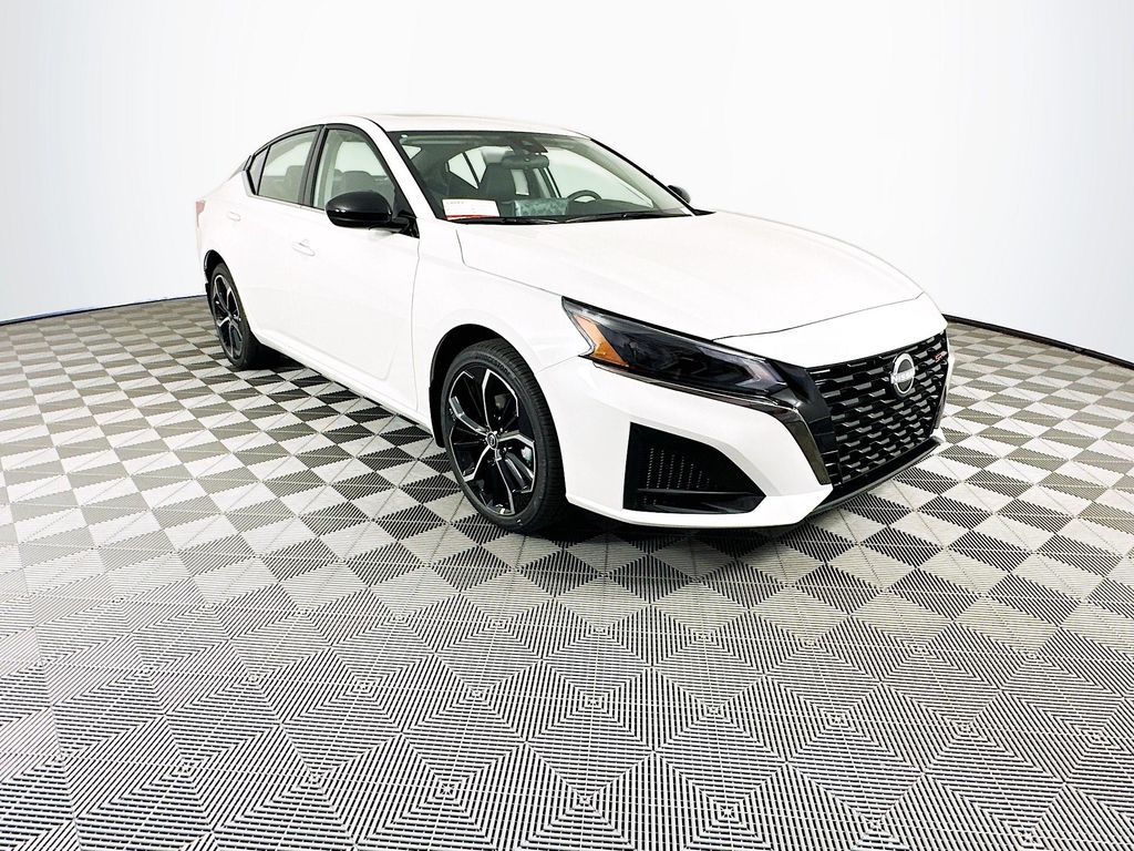 2025 Nissan Altima SR photo 2