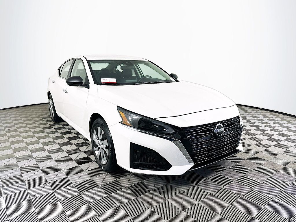 2025 Nissan Altima S photo 2