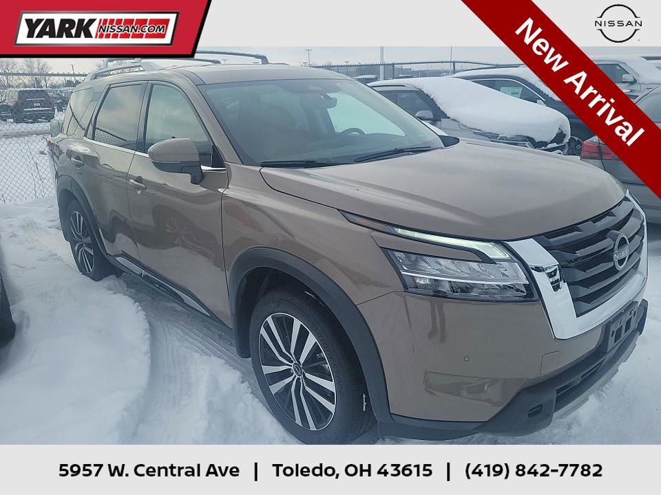 2024 Nissan Pathfinder Platinum's photo