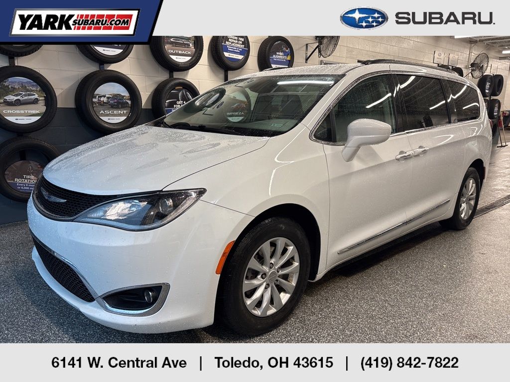 2017 Chrysler Pacifica Touring-L's photo