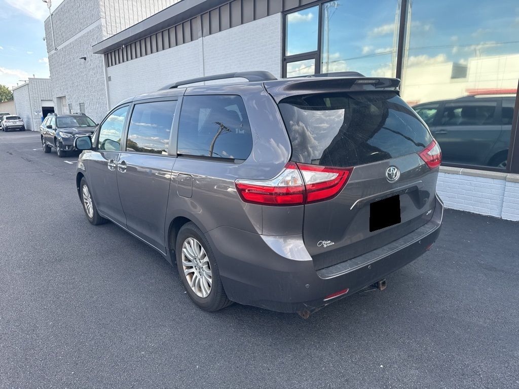2015 Toyota Sienna XLE photo 2